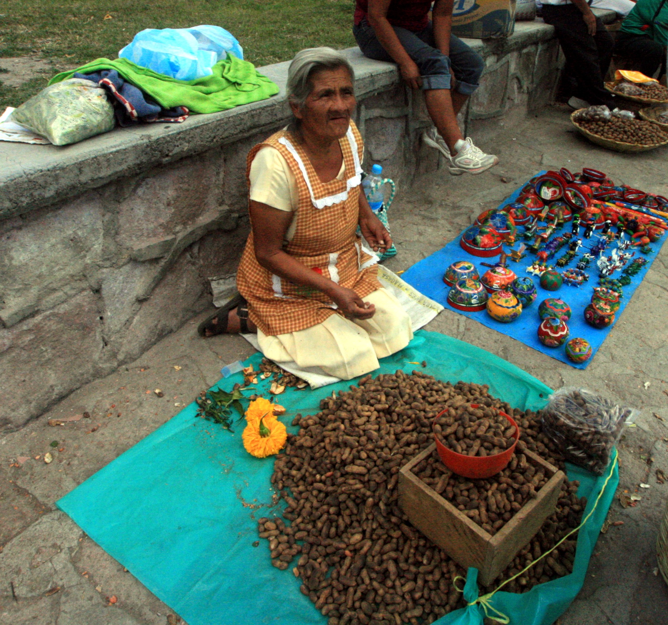 Mercado del dia de muertos en Tlacolula, viejita vendiendo